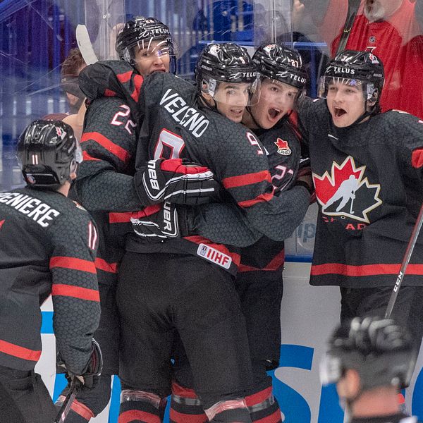 Kanada firar JVM-guldet förra säsongen. Nu har lagets förberedelser inför årets turnering pausats i 14 dagar på grund av coronasmitta.