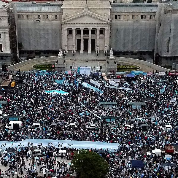 Tusentals människor samlades för att protestera i Buenos Aires under lördagen.