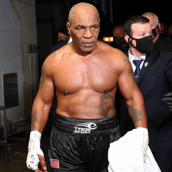 Mike Tyson på väg ut i omklädningsrummet.