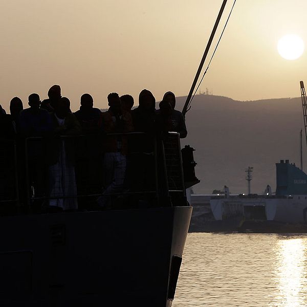 Flyktingar ombord på båt