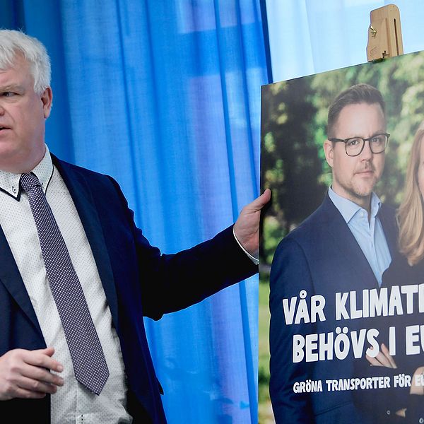 Centerpartiets partisekreterare Michael Arthursson vid en valaffisch med Fredrick Federley och partiledaren Annie Lööf.