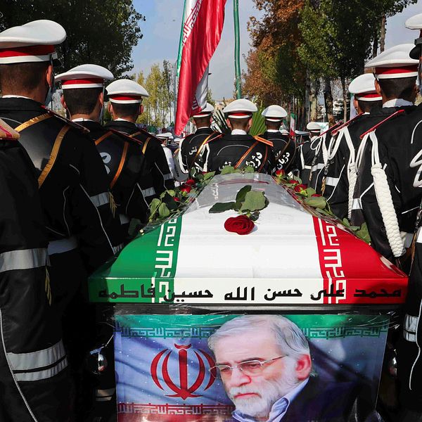 Forskaren Mohsen Fakhrizadeh begravs i Irans huvudstad Teheran efter ett attentat.
