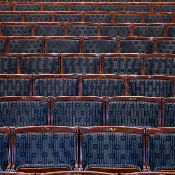 En massa tomma teaterstolar på Dramaten i Stockholm.