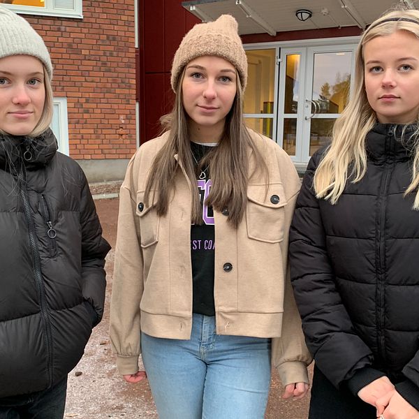 tre tjejer två med mössa en med diadem – rättvik
