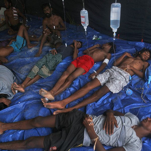 Överlevande behandlas med dropp sedan de räddats från ett sjunkande migrantfartyg utanför Acehprovinsen i Indonesien.