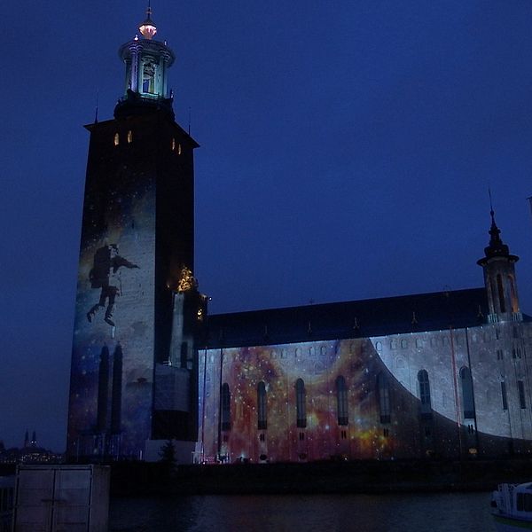 Ljusinstallation i form av astronaut på Stockholms stadshus fasad