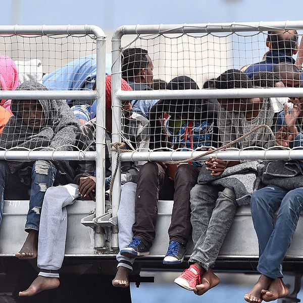 Båtmigranter väntar på att få gå i land i Messina, Sicilien, häromdagen.