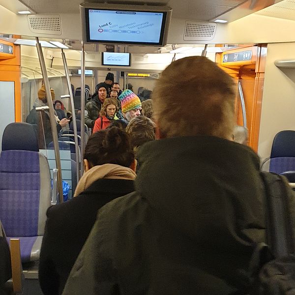 En bild inifrån ett tåg, där det verkar förekomma en del trängsel.