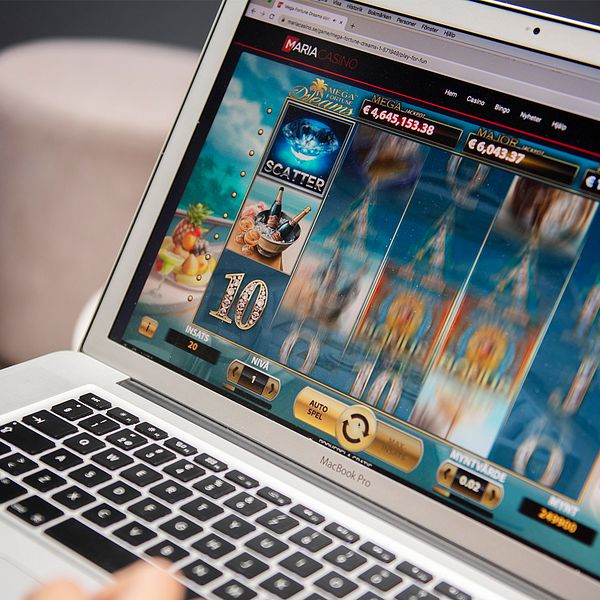 Person med laptop spelar casino på nätet.