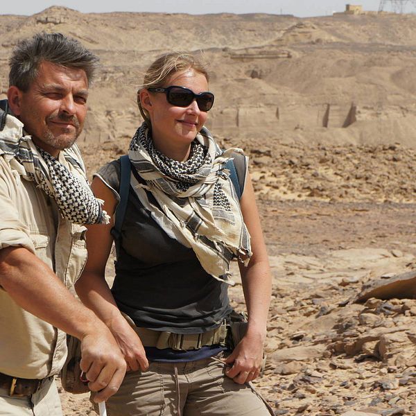Maria Nilsson leder en internationell forskargrupp i sydöstra Egypten. På bilden syns även hennes sambo John Ward som var en av de som fann det antika templet.
