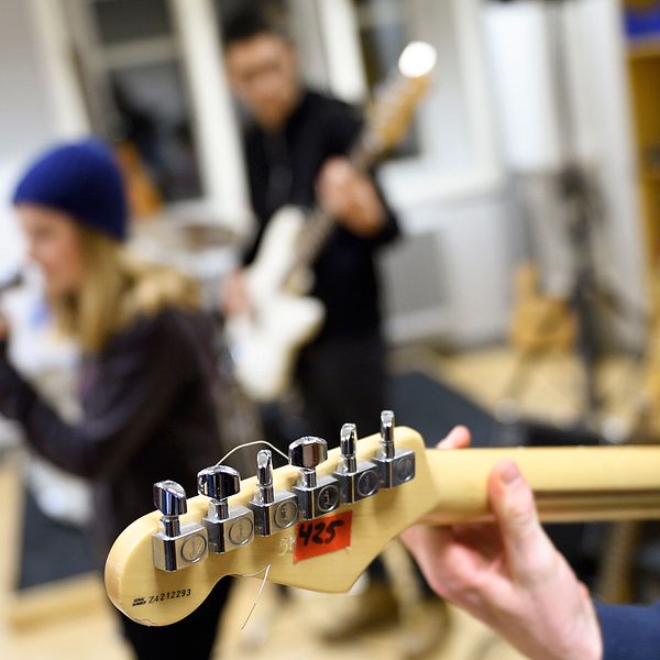 Elever spelar gitarr och sjunger.