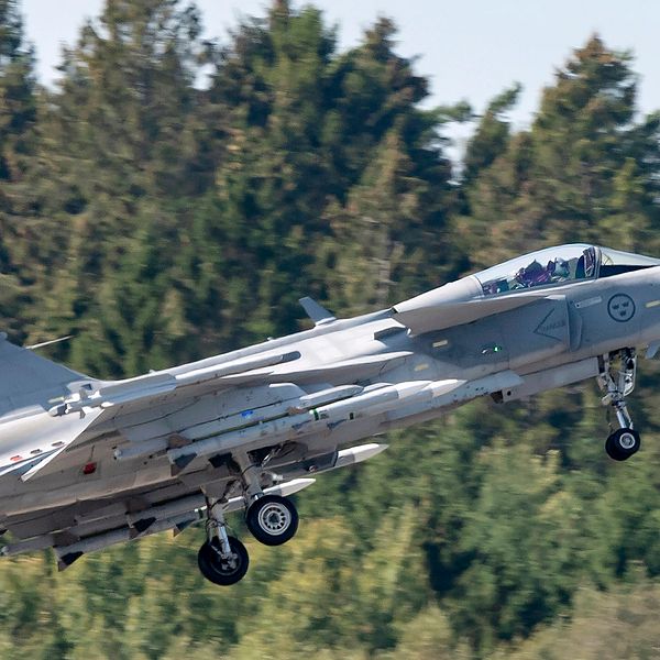 Efter att satsningen är genomförd kommer den svenska försvarsbudgeten motsvara 1,4–1,5 procent av bruttonationalprodukten (BNP). Bilden visar ett JAS 39C Gripen med full beväpning under en flyguppvisning på F17 i Kallinge 2019