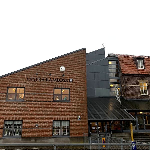 Utsidan på huvudbyggnaden till Västra Ramlösa skola i Helsingborg.