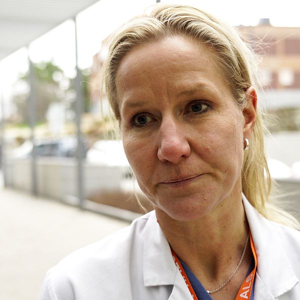 Läkaren Malin Wendt intervjuas utanför Karolinska sjukhuset i Stockholm.