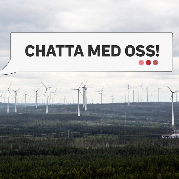 Stort skogslandskap med flera vindkraftverk utplacerade. Textskylt ”Chatta med oss” i mitten.