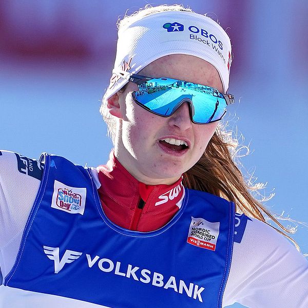 Gyda Westold Hansen blev tvåa i tidernas första världscuptävling i nordisk kombination för damer.