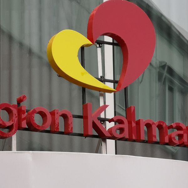 En bild på region Kalmars logotyp utanför regionhuset i Kalmar