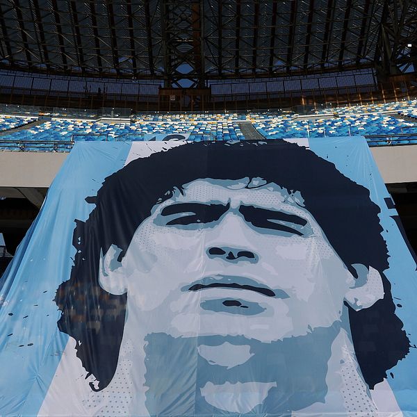 Maradona har hyllats på fotbollsarenor över hela världen sedan han dog.
