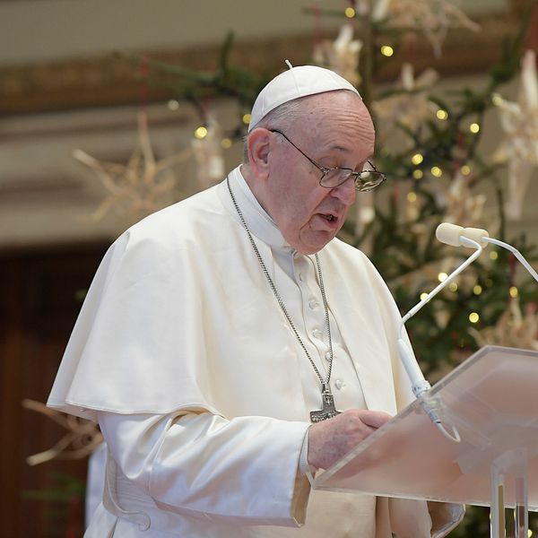 Påve Franciskus framför sin traditionella julhälsning på juldagen.