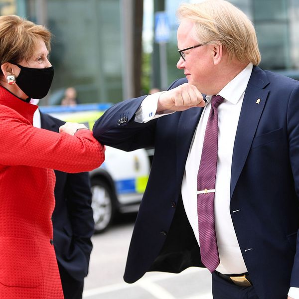 försvarsminister Peter Hultqvist på Barbara M Barett