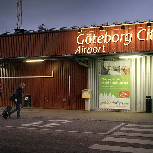 Två personer med resväskor utanför Göteborg City flygplats, som i dag heter Säve flygplats.