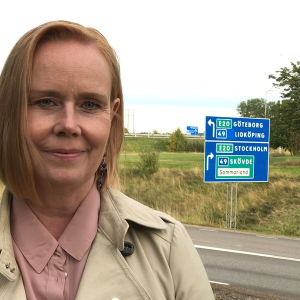 Ylva Pettersson (M), kommunalråd i Skara framför korsning till väg 49