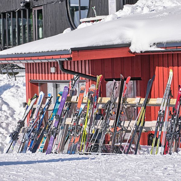 Under tisdagen bekräftade Skistar att personal vid företagets anläggning i Sälen insjuknat i covid-19 och att de tillsammans med medarbetare som arbetat i närheten av dem satts i karantän.