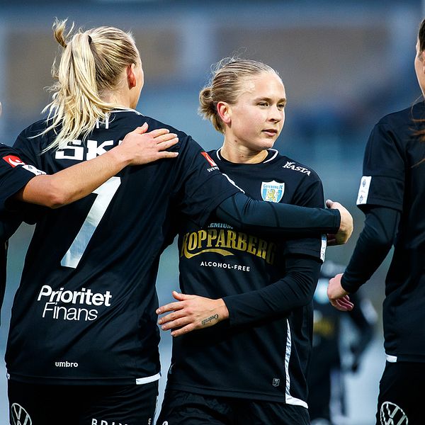 Göteborgs Filippa Curmark jublar med lagkamrater under en damallsvensk match.