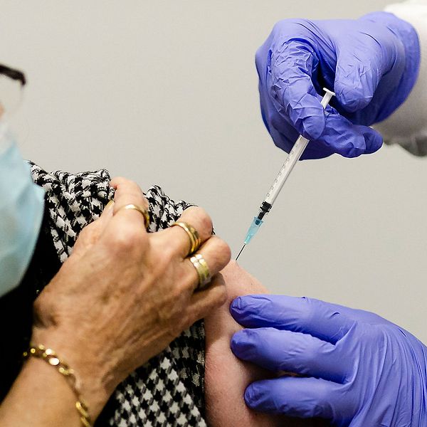 En kvinna får vaccin mot coronaviruset.