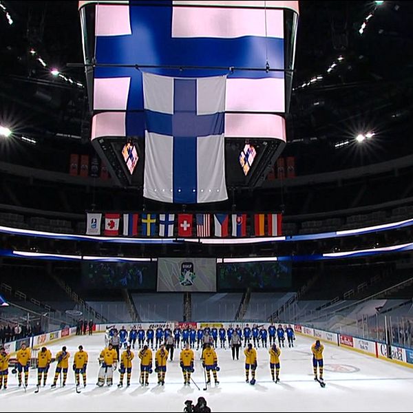 En svensk spelare hade hjälmen på sig under den finska nationalsången.