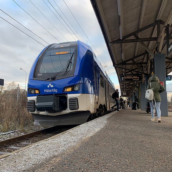 Mälartåg vid perrongen på Nyköping central.