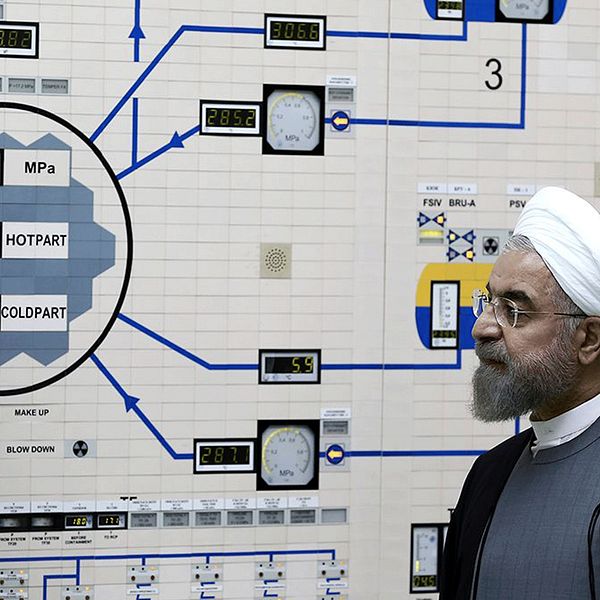 Irans president Hassan Rouhani besöker Bushehr kärnkraftverk.