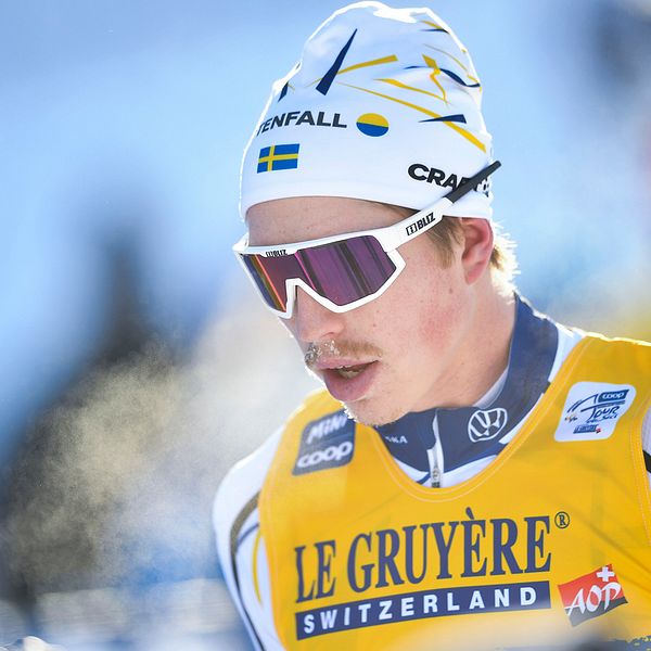 William Poromaa kraschade i herrarnas masstart i Tour de Ski.