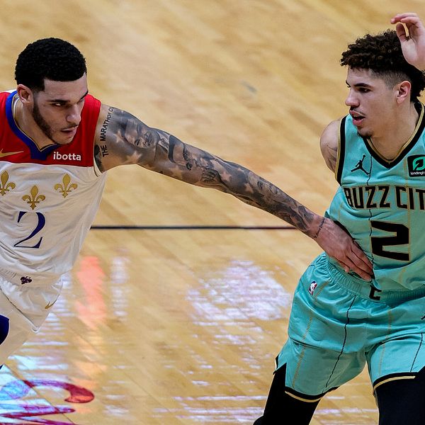 Storebror Lonzo Ball driver bollen mot lillebror LaMelo i historiska NBA-mötet.