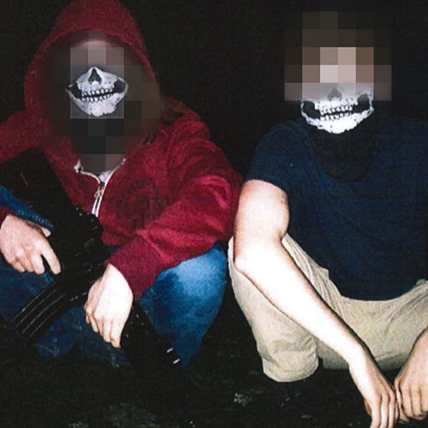 två män med masker för ansiktet och vapen i handen