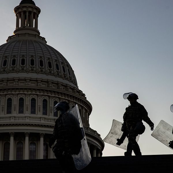 Soldater i nationalgardet med kravallutrustning utanför kongressen i Washington DC.