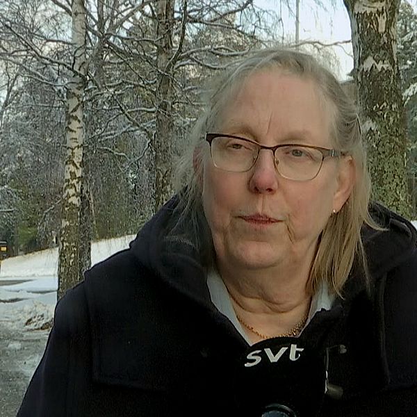 Cecilia Nordenson, en äldre medelålders kvinna, intervjuas utomhus vintertid