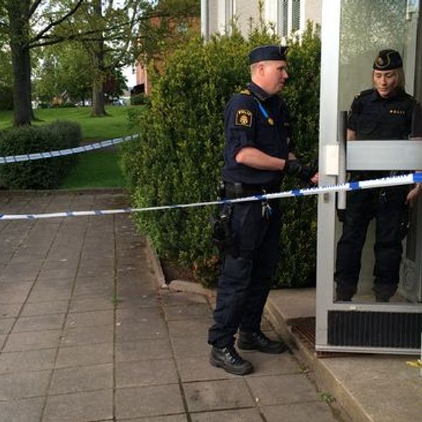 I en lägenhet i centrala Jönköping knivmördades en ung kvinna.