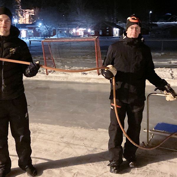 Jesper Öhrlund och Pär Johansson spolar isen vid Söderala IP.