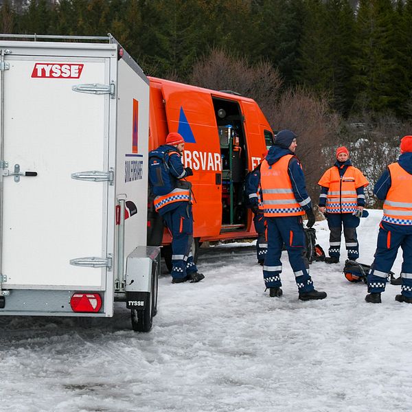 Räddningstjänst på plats vid stugbranden i Norge.