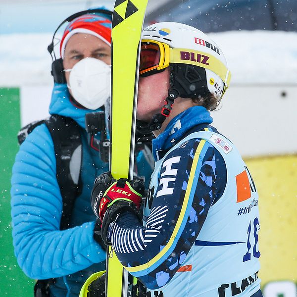 Kristoffer Jakobsen kysser skidorna.