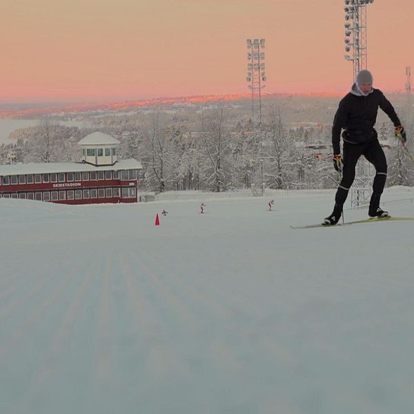 Oskar Svensson åker skidor