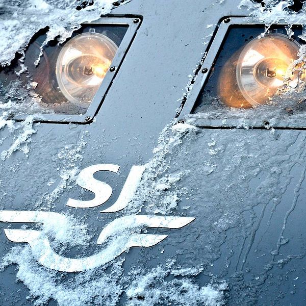bild på nedisat tåg med SJ:s logotyp