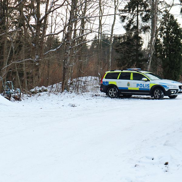 Polisen har spärrat av gården utanför Rödeby, där en äldre man misstänks ha blivit mördad.