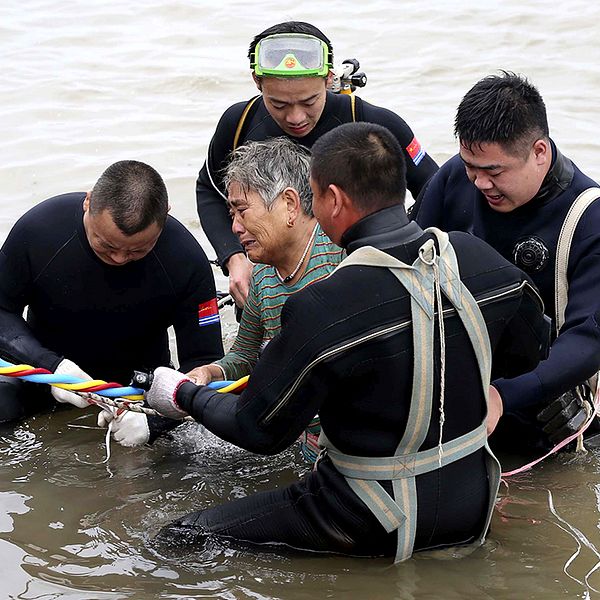 Över 458 personer var ombord på turistbåten som sjönk i Yangtzefloden i Kina. Tidigt på tisdagsmorgonen räddades en 65-årig kvinna som tårögd kunde föras bort i säkerhet.