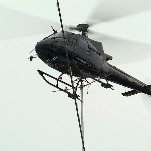 Helikopter hovrar över ledningar