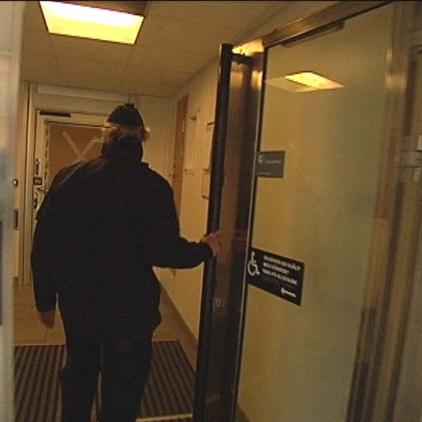 Boråspolisens områdeschef Lena Matthijs går mot dörren som sköts mot på polisstationen.