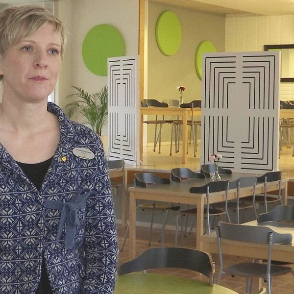 Caroline Häggqvist stående i en skolmatsal på Nyeds skola i Molkom.