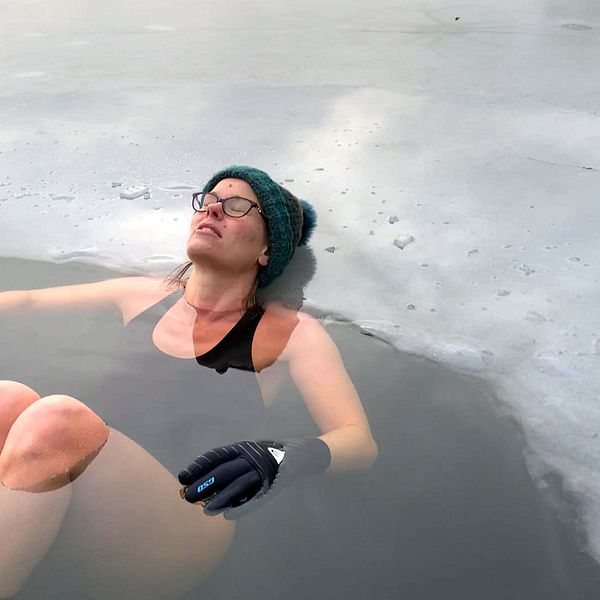 vinterbadande kvinna i isvak