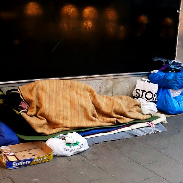 uteliggare/hemlös man på gatan i Stockholm